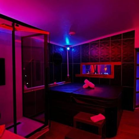 Loveroom L'1TIMISTE CDS en Seine-Saint-Denis avec spa privatif
