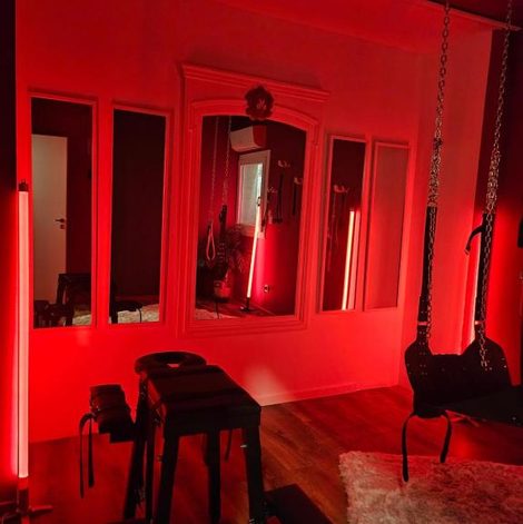 Loveroom Maison M Rubis Maison Intime à 3 ambiances en Gironde avec spa privatif