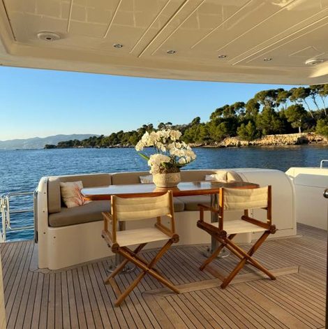 Bateau PALME Yacht dans les Alpes-Maritimes avec spa privatif