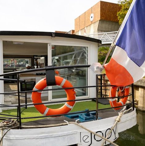 Bateau Péniche insolite sur la Seine dans les Hauts-de-Seine