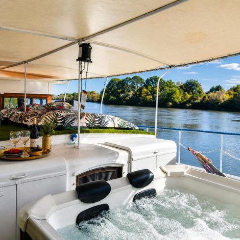 Bateau Péniche Le Makara dans le Vaucluse avec terrasse