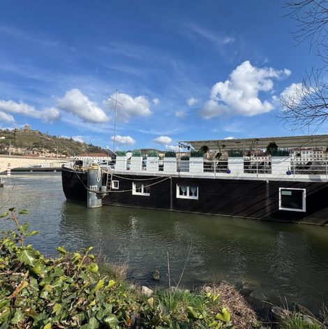 Bateau Péniche MyAmore dans le Rhône avec terrasse