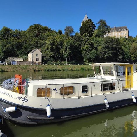 Bateau Pénichette cosy couple famille amis ouvriers en Mayenne avec terrasse