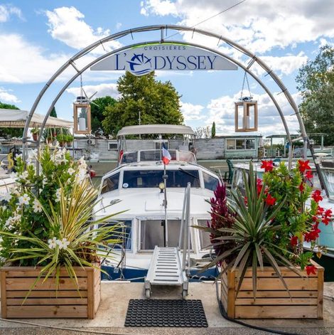 Bateau Penichette Odyssey Croisieres dans le Gard avec spa privatif