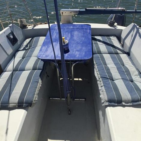Bateau Petit voilier à quai Port Barcares dans les Pyrénées-Orientales avec spa privatif