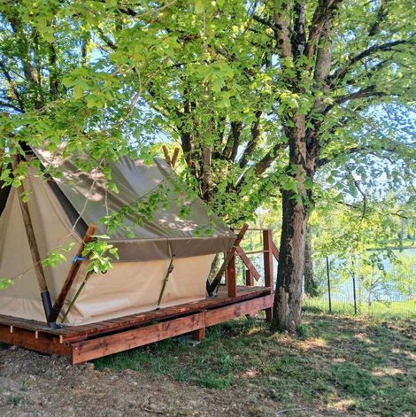 Tente Pilotis du lac avec spa privatif dans le Tarn avec terrasse