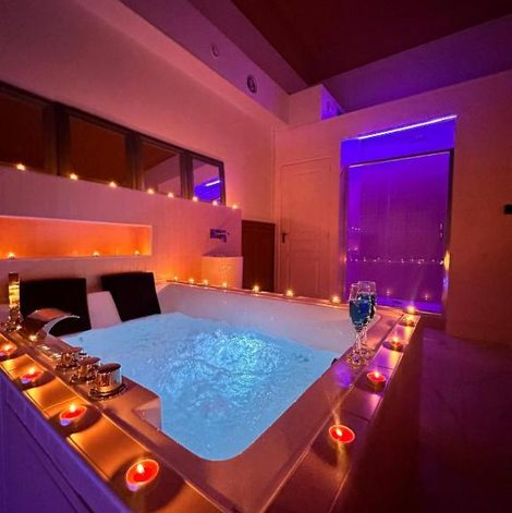 Loveroom Pink Love Room privée avec jacuzzi privatif dans le Nord avec spa privatif