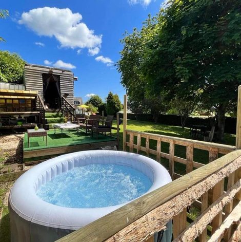 Pod avec jacuzzi et jardin en Mayenne avec terrasse
