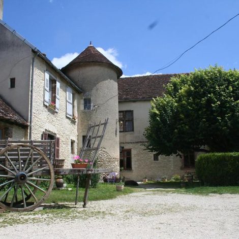 Gîte insolite Prieuré de Fouchères dans l’Aube avec piscine