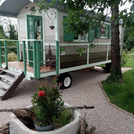 Roulotte Roul Poul dans le Doubs avec terrasse