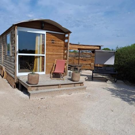 Roulotte au coeur de la Camargue dans les Bouches-du-Rhône avec terrasse