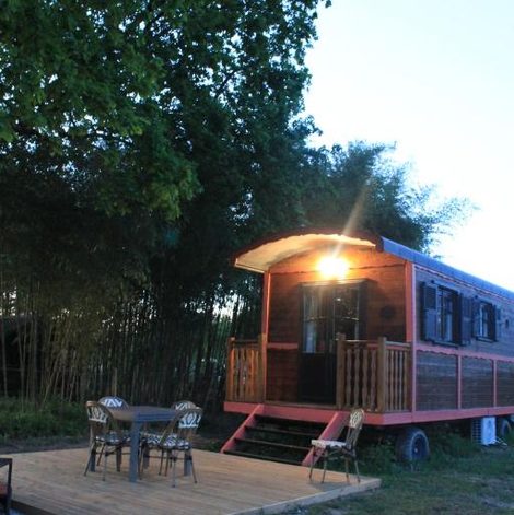 Roulotte de charme avec jacuzzi privé en Dordogne avec sauna
