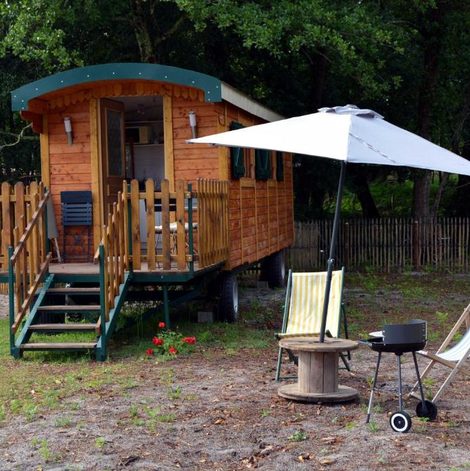 Roulotte paisible au milieu de la nature dans les Landes avec spa privatif