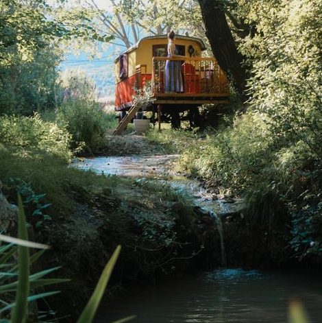 Roulotte Tzigane au bord du ruisseau dans la Drôme avec terrasse