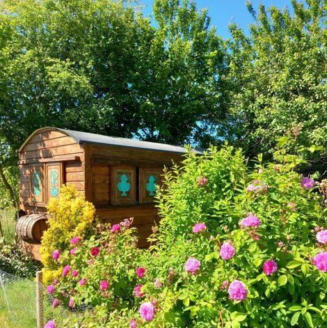 Roulotte Tzigane dans l’Aveyron avec terrasse