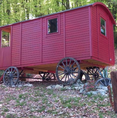 Roulotte Western dans la Nièvre avec piscine