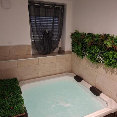 Loveroom Secret Night dans le Doubs avec spa privatif