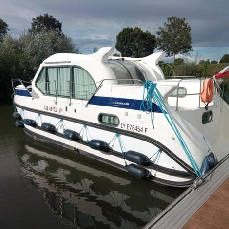 Bateau Séjour Original sur l'Eau en Côte-d’Or avec spa privatif