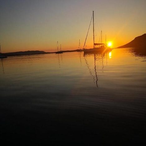 Bateau Seuls à bord dans le golfe, hébergement atypique en Corse-du-Sud avec terrasse