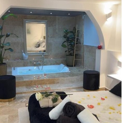 Loveroom Suite Prestige dans le Gard avec spa privatif