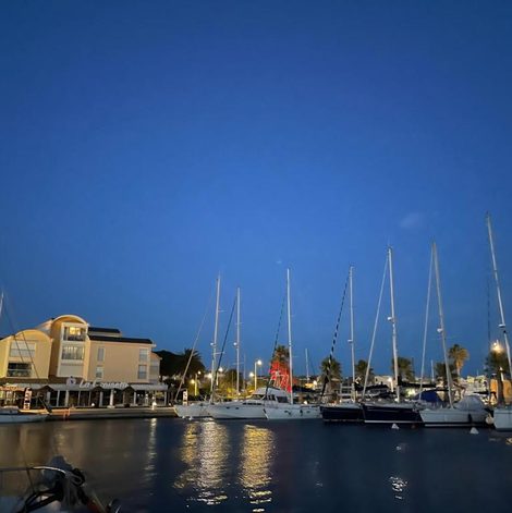 Bateau Symbiose sur l’eau Gruissan dans l’Aude avec terrasse