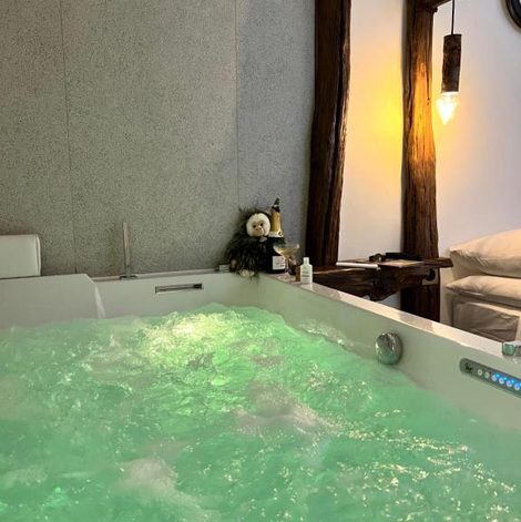 Loveroom Tamarin & Capucin Suite Balnéo dans les Bouches-du-Rhône avec spa privatif