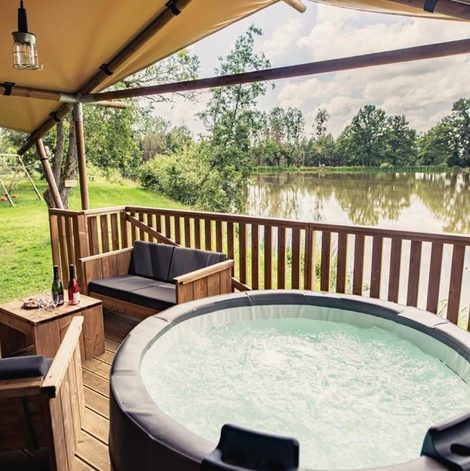 Tente lodge insolite Jacuzzi privatif en pleine nature dans l’Allier avec terrasse