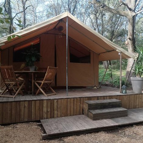 Tente safari au Pont du Gard dans le Gard avec terrasse