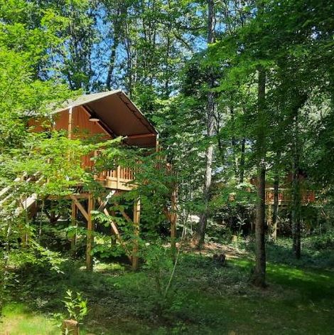 Tente safari Lodge Castelwood en Dordogne avec terrasse