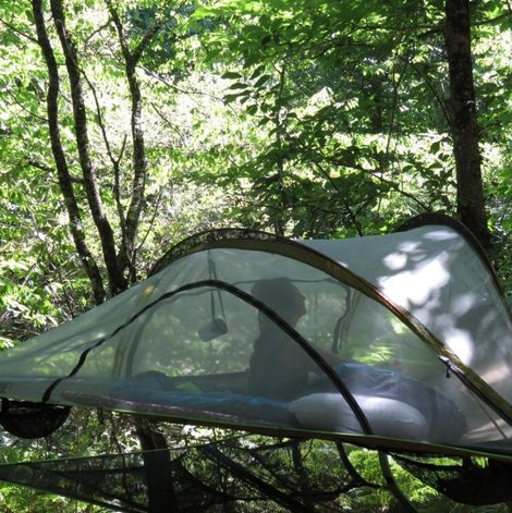 Tente suspendue au coeur de la forêt en Ariège avec piscine