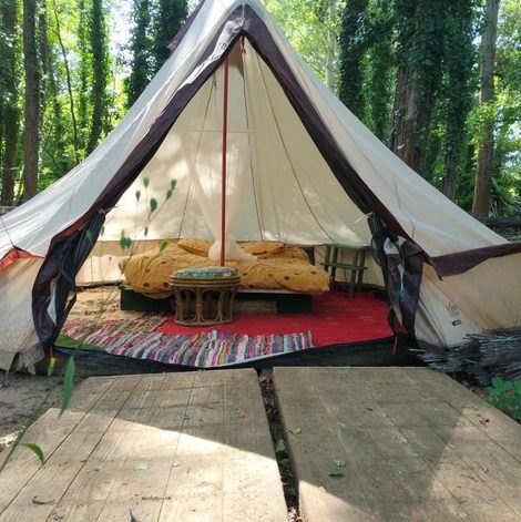 Tente type yourte dans les bois dans le Gard avec terrasse