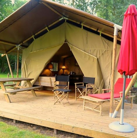 Tentes Safari aux Gîtes de Cormenin dans le Loiret avec terrasse