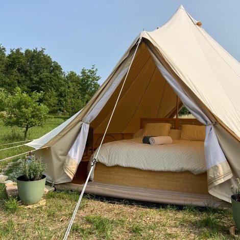 Tipi au Murmure du Champs dans le Gard avec vue dégagée
