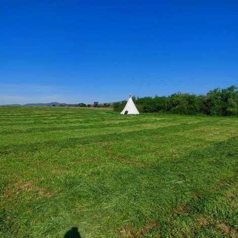 Tipi en pleine nature dans le Rhône avec spa privatif