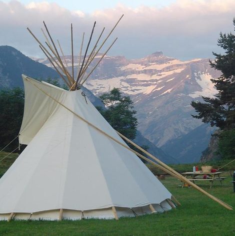 Tipi nature double dans les Hautes-Pyrénées avec terrasse