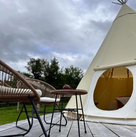 Tipi nuit insolite en pleine Nature dans le Calvados avec terrasse