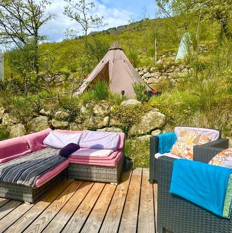 Tipi sous les étoiles dans les Alpes-Maritimes avec terrasse