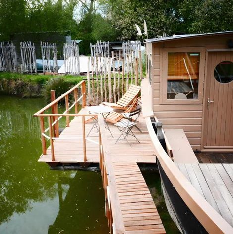 Bateau Toue Cabanée au Bord d’un Étang en Maine-et-Loire avec spa privatif