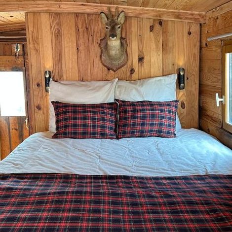 Bateau Toue cabanée romantique en Maine-et-Loire avec terrasse
