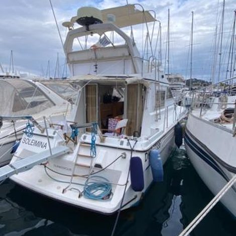 Bateau une place au soleil dans les Alpes-Maritimes avec terrasse