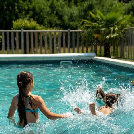 Bateau Village Toue du Domaine des Demoiselles dans l’Allier avec piscine