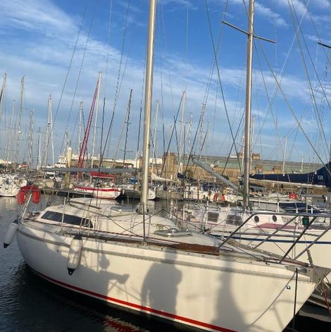 Bateau Voilier Miraflores dans la Manche avec terrasse