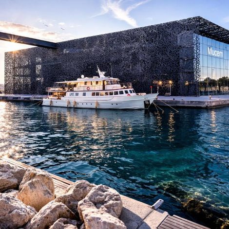 Bateau Yacht d'exception entièrement privatisé au Vieux-Port de Marseille dans les Bouches-du-Rhône