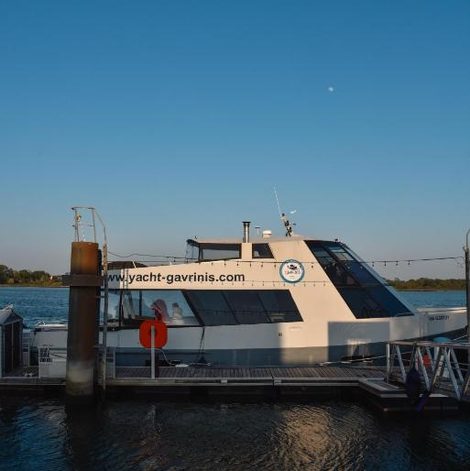 Bateau Yacht Gavrinis dans le Morbihan avec vue dégagée