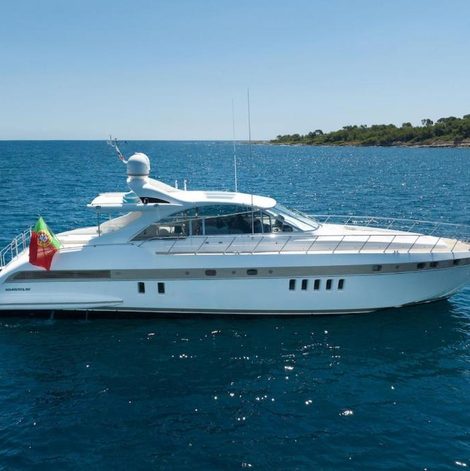 Bateau Yacht Mangusta dans les Alpes-Maritimes avec terrasse