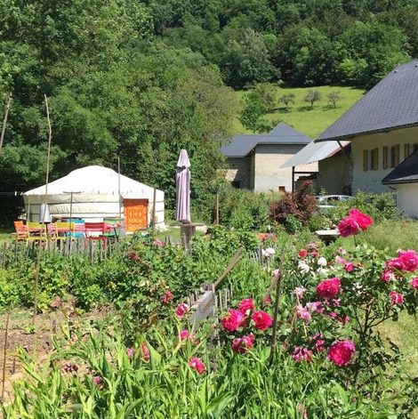 Yourte de la bas en Savoie avec terrasse