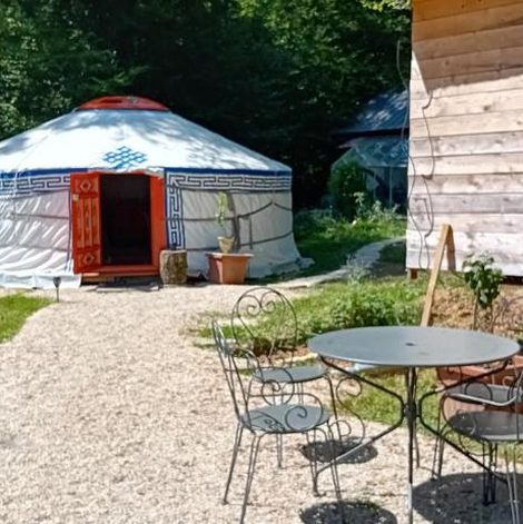 Yourte en pleine nature dans le Jura avec terrasse