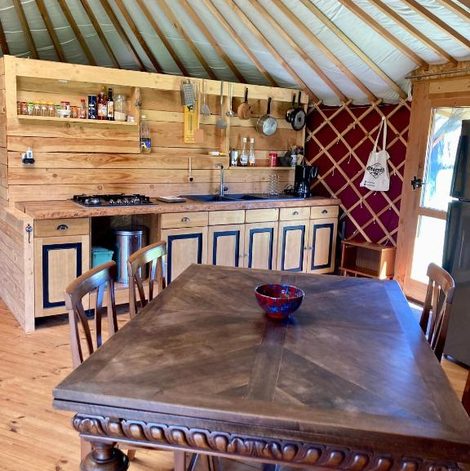 Yourte tout confort éco-responsable en Haute-Loire avec terrasse