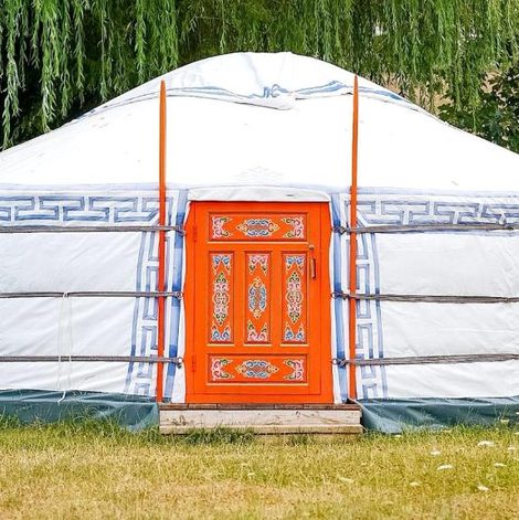 Yourte traditionnelle mongole dans la Loire avec piscine
