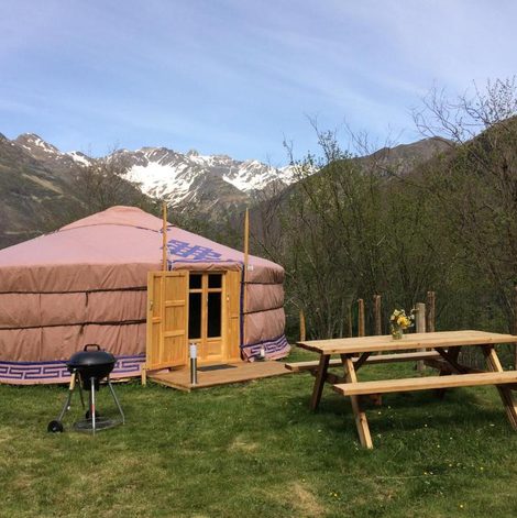 Yourtes Mongoles Gavarnie dans les Hautes-Pyrénées avec terrasse